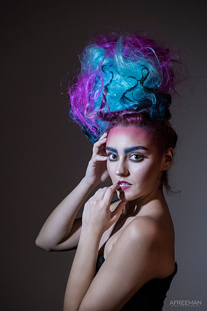 girlWithBrightHairLweb