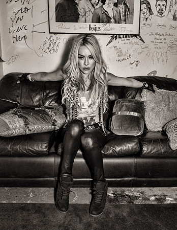 LVbackstageBuffaloRoseBlackWhite