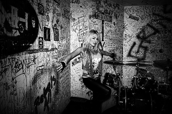 LVtheWallBlackWhite